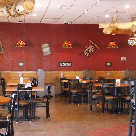 Econo Lodge Inn & Suites Брукингс Екстериор снимка