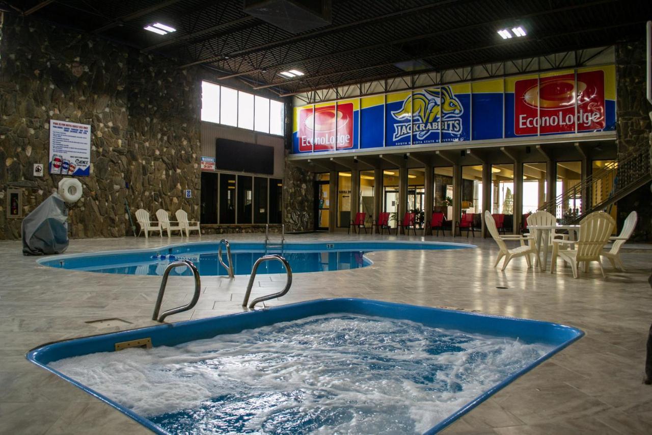 Econo Lodge Inn & Suites Брукингс Екстериор снимка