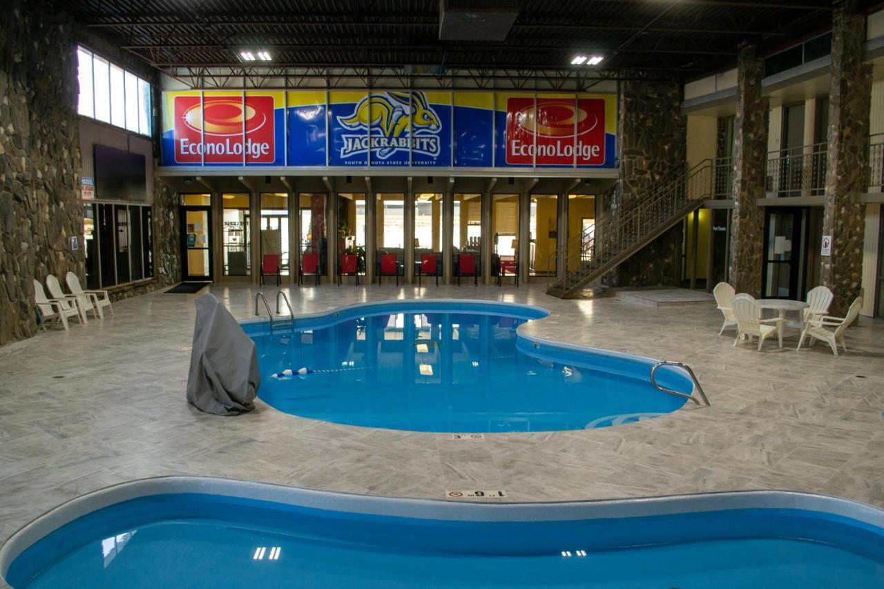 Econo Lodge Inn & Suites Брукингс Екстериор снимка