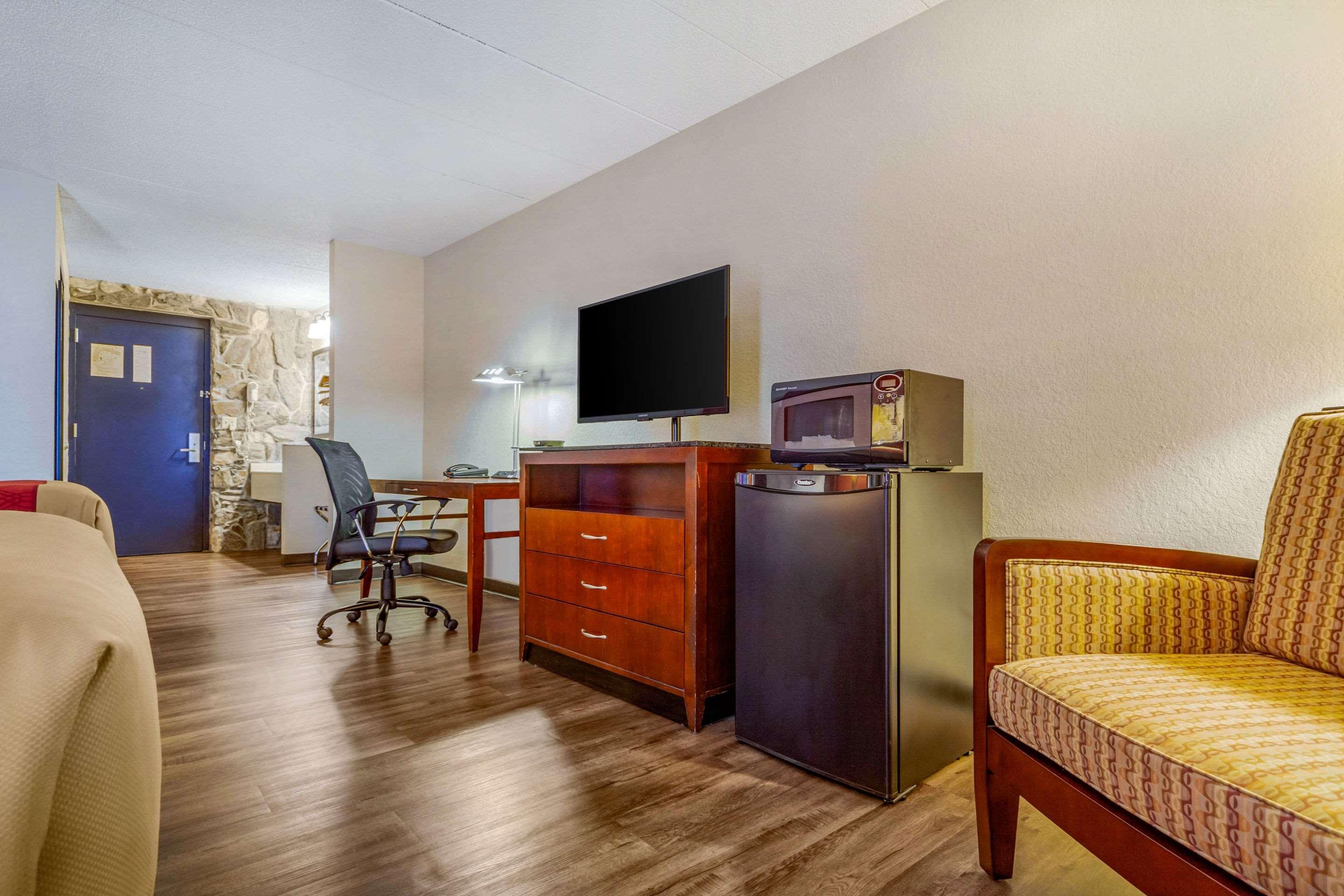 Econo Lodge Inn & Suites Брукингс Екстериор снимка