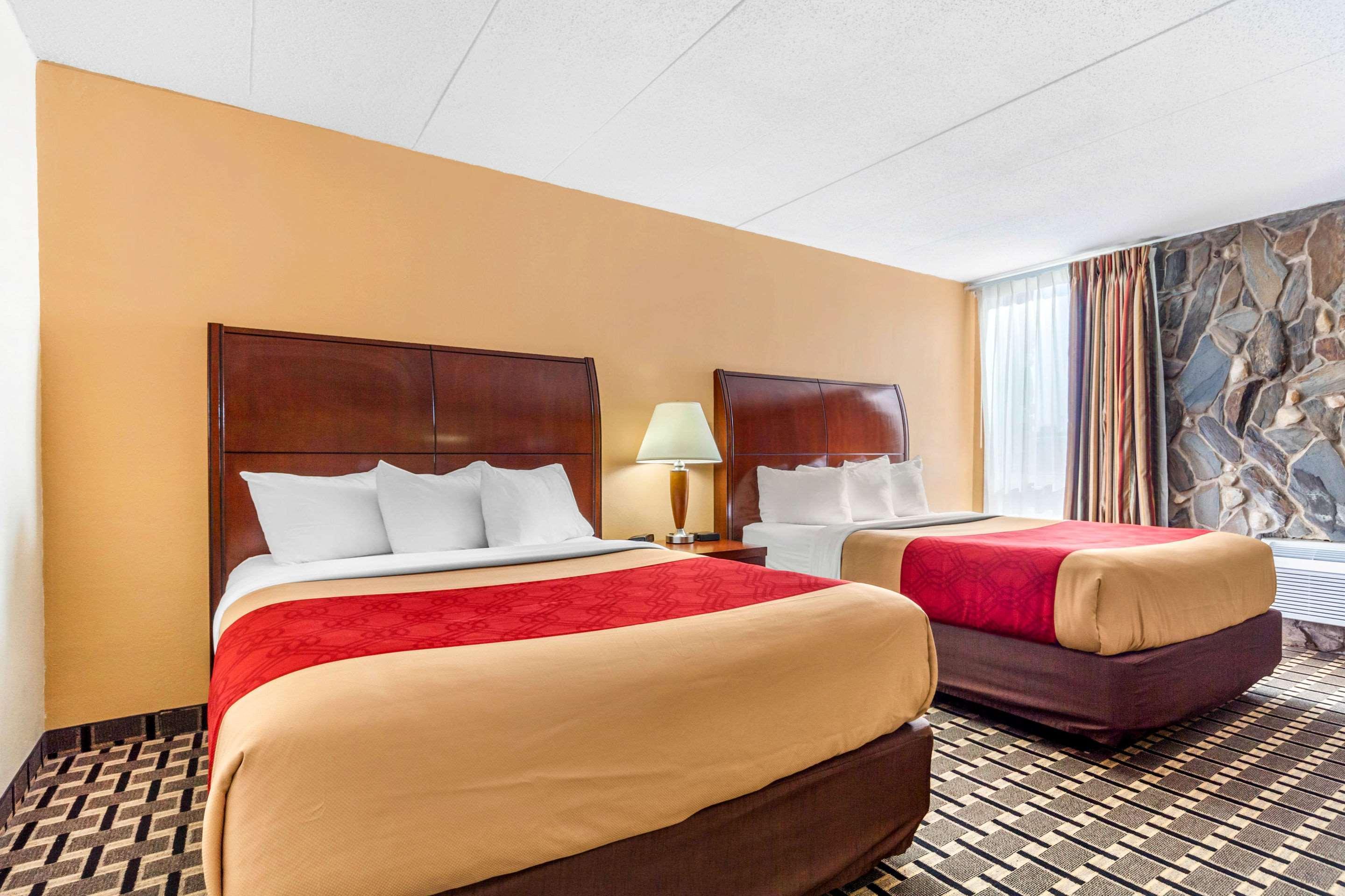 Econo Lodge Inn & Suites Брукингс Екстериор снимка