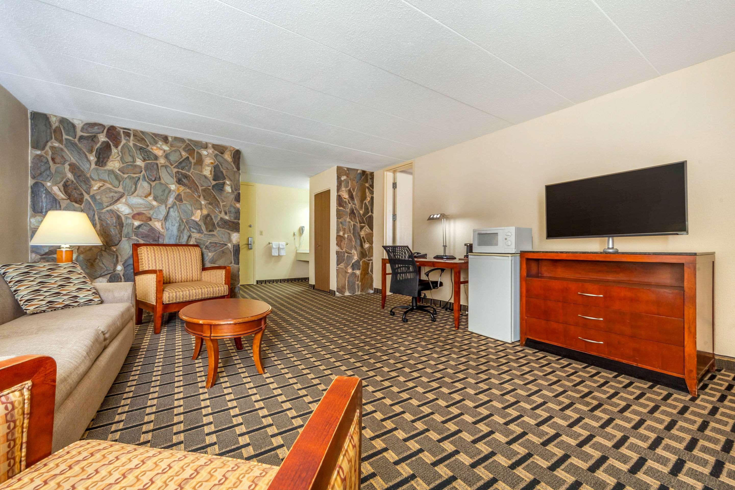 Econo Lodge Inn & Suites Брукингс Екстериор снимка