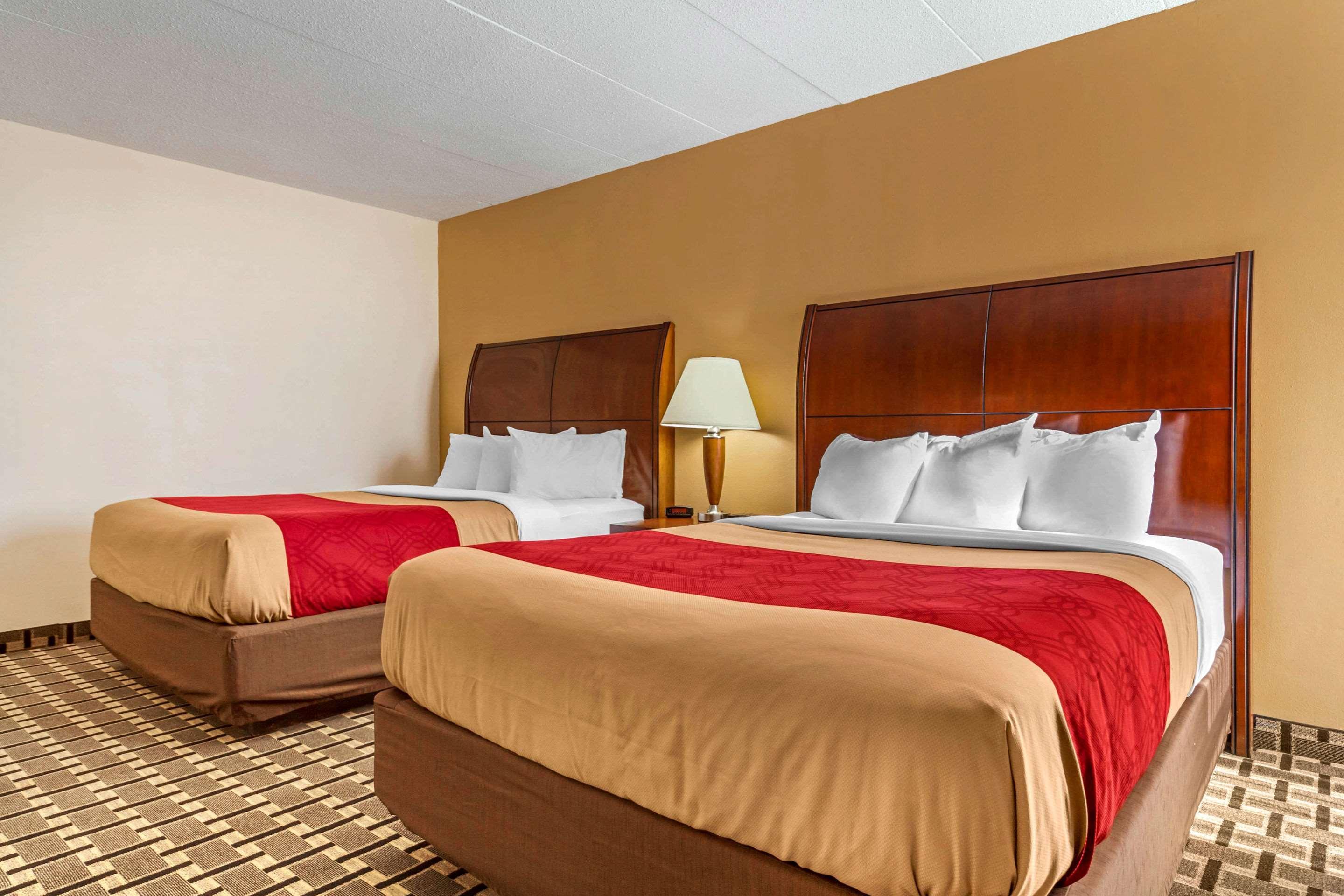 Econo Lodge Inn & Suites Брукингс Екстериор снимка