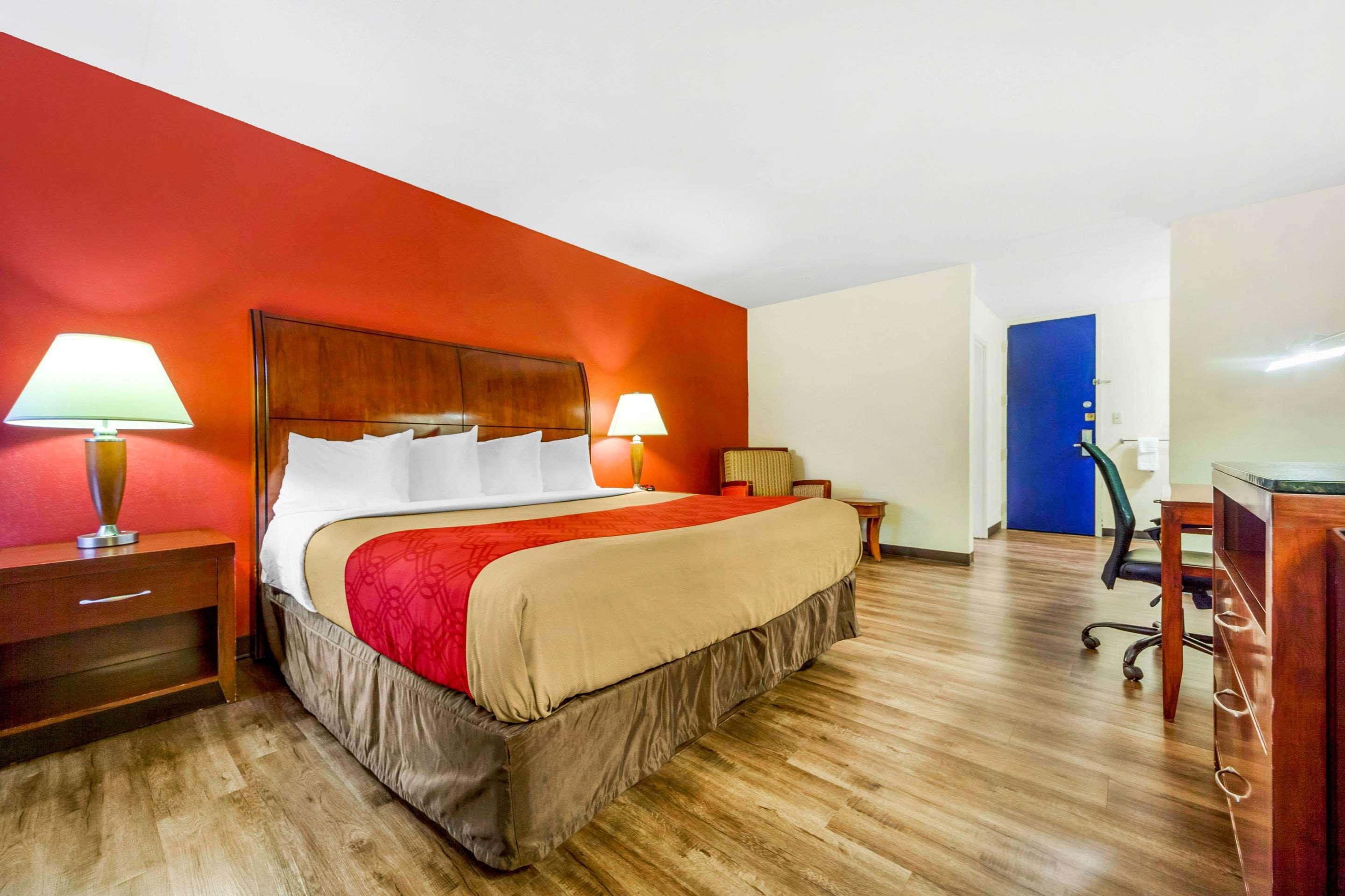 Econo Lodge Inn & Suites Брукингс Екстериор снимка
