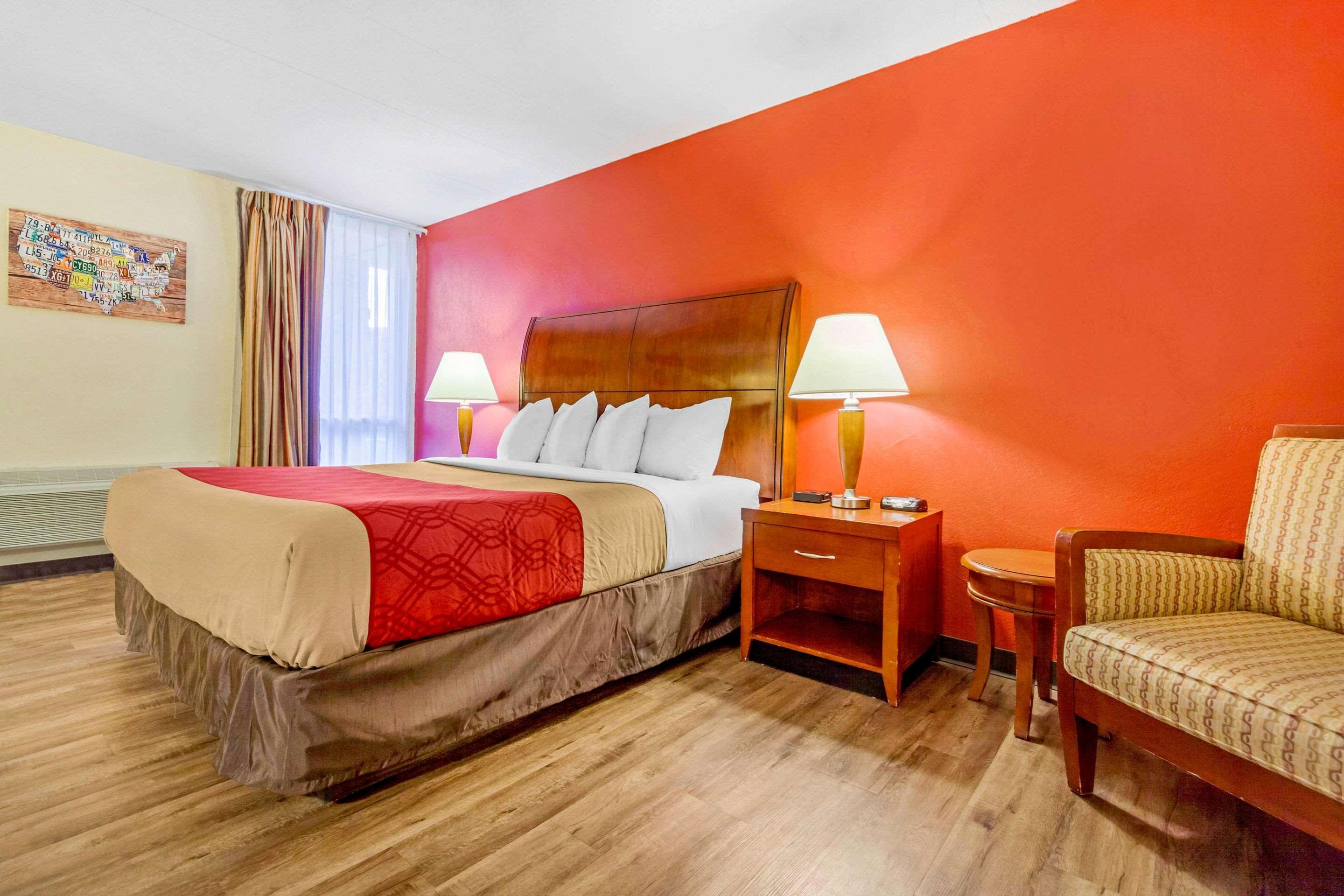 Econo Lodge Inn & Suites Брукингс Екстериор снимка