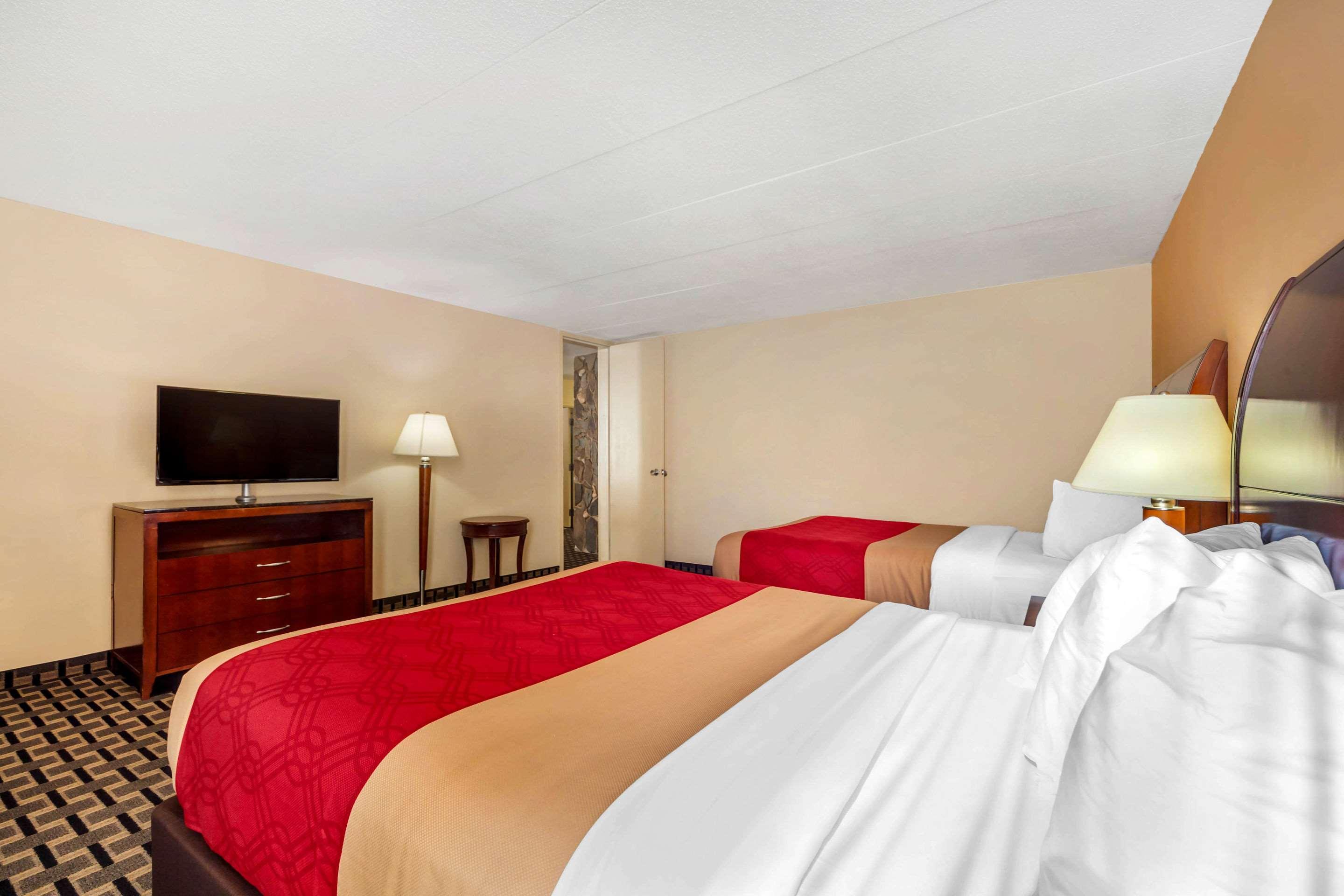Econo Lodge Inn & Suites Брукингс Екстериор снимка