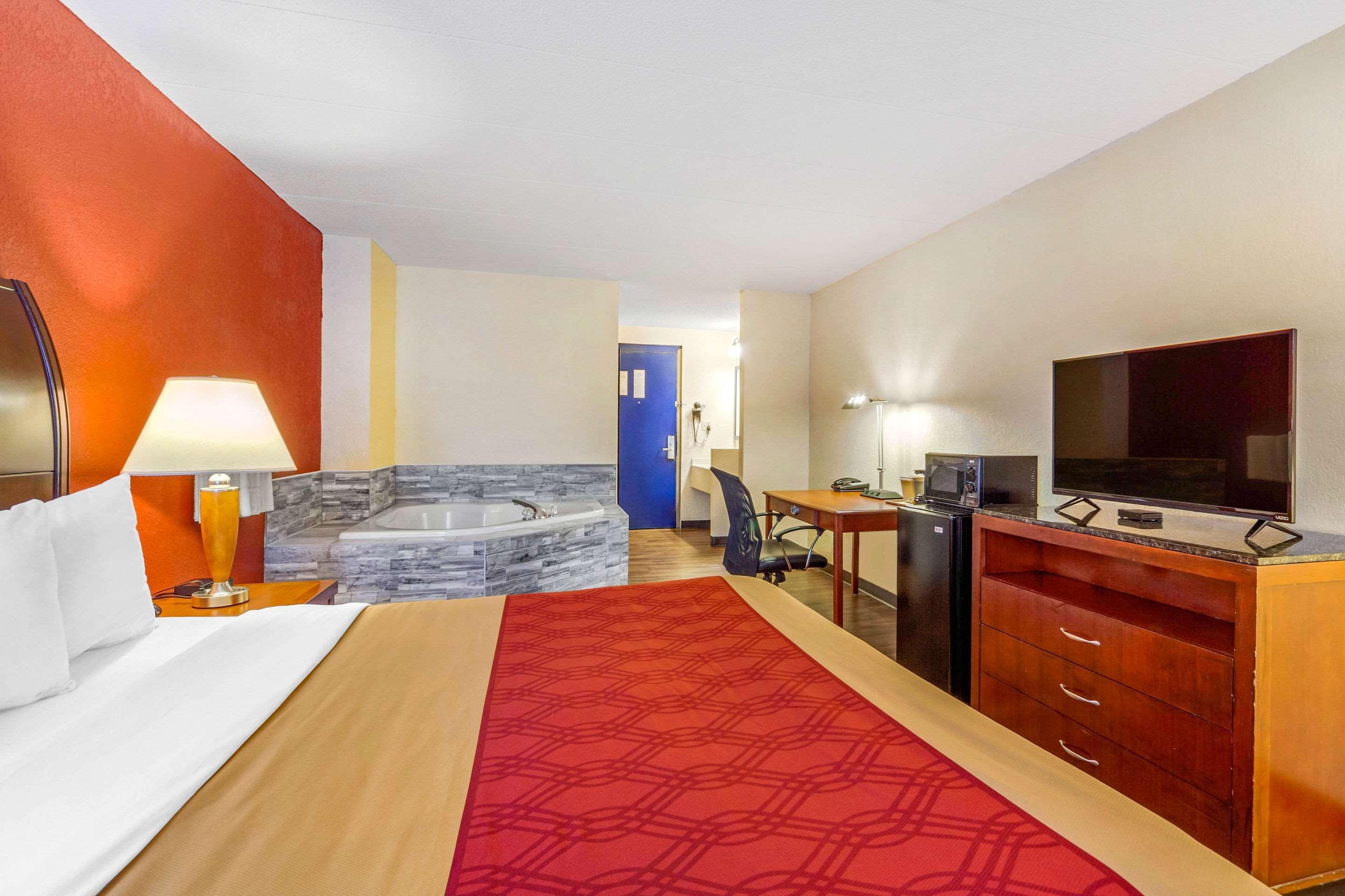 Econo Lodge Inn & Suites Брукингс Екстериор снимка