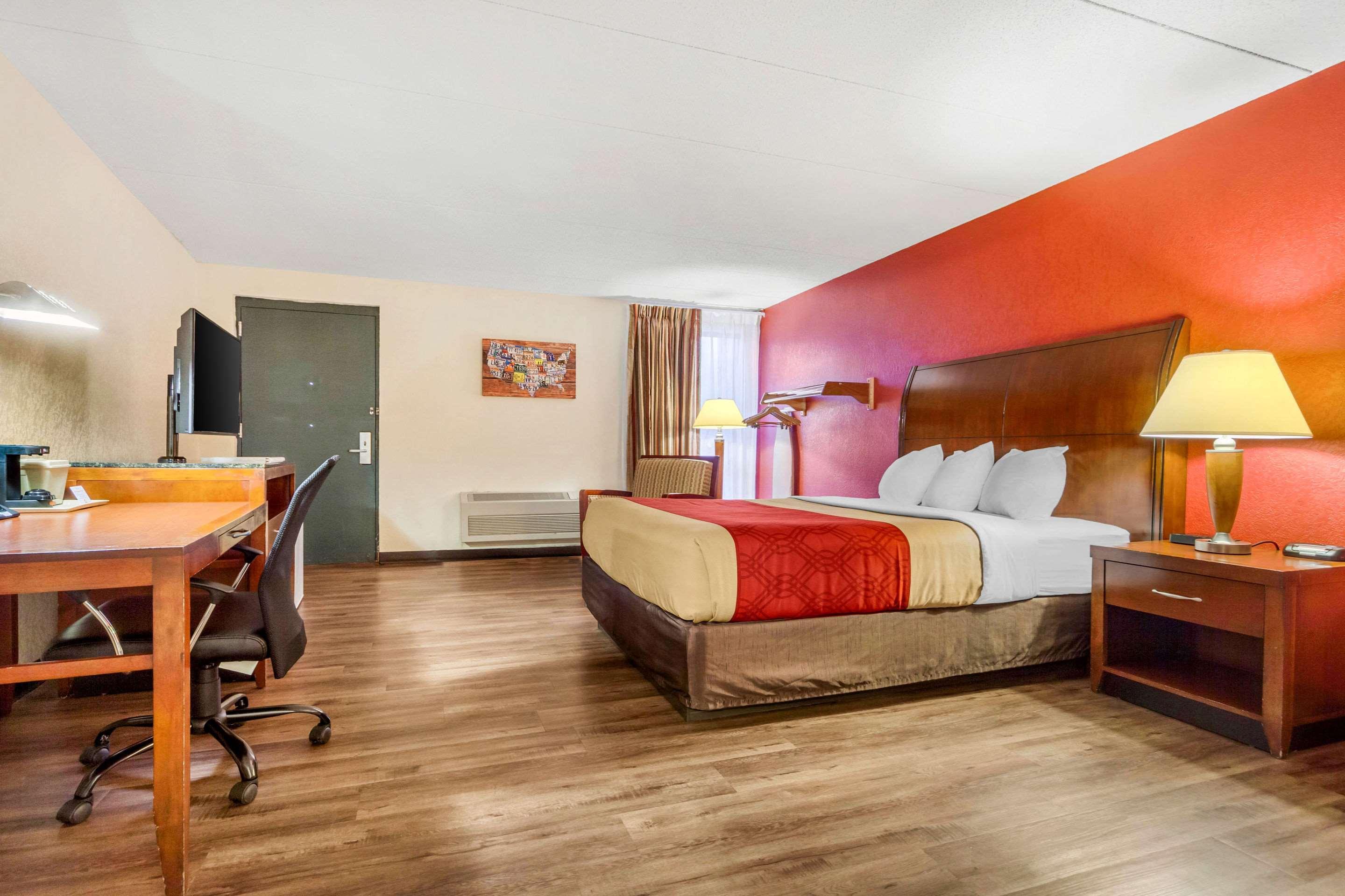 Econo Lodge Inn & Suites Брукингс Екстериор снимка