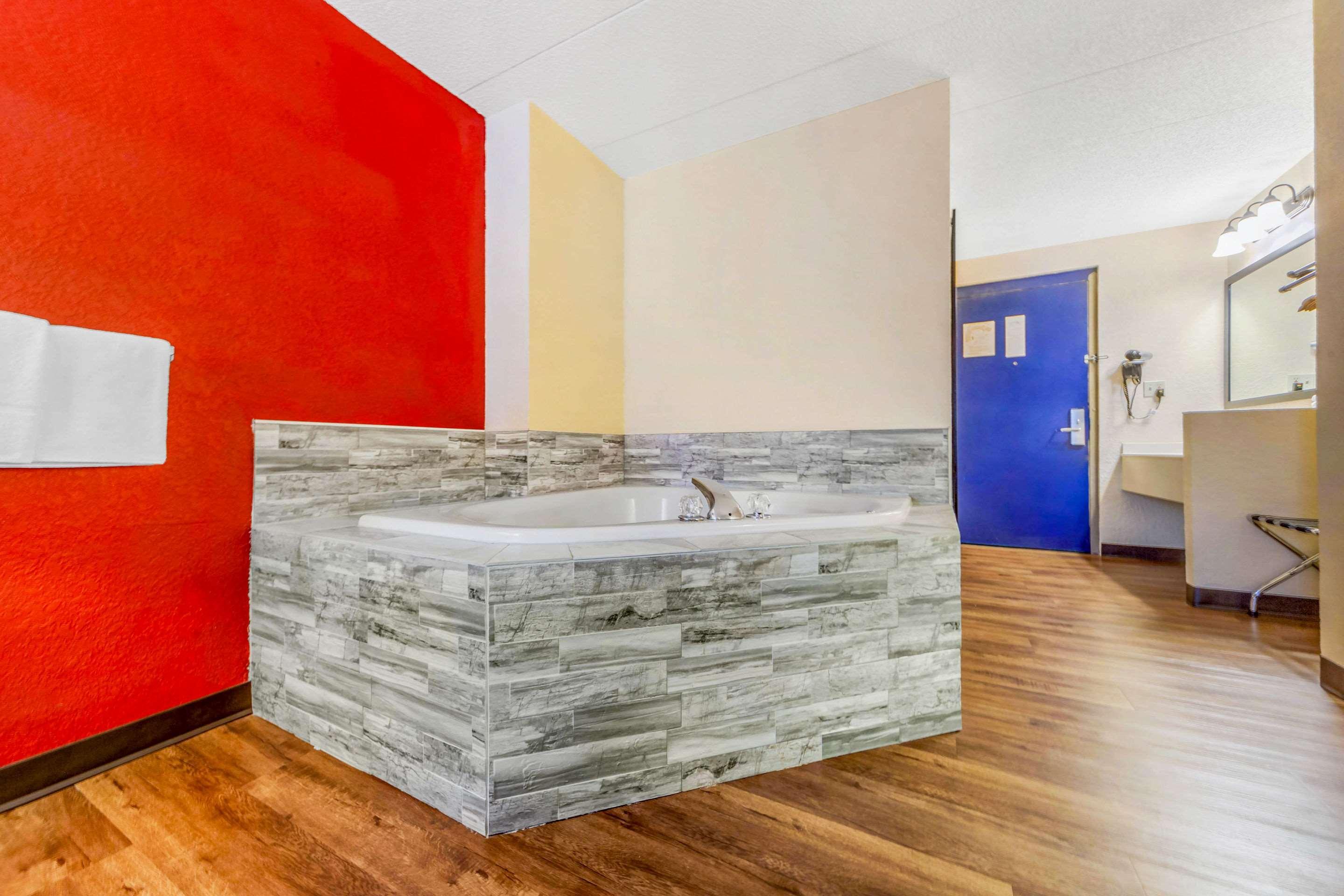 Econo Lodge Inn & Suites Брукингс Екстериор снимка