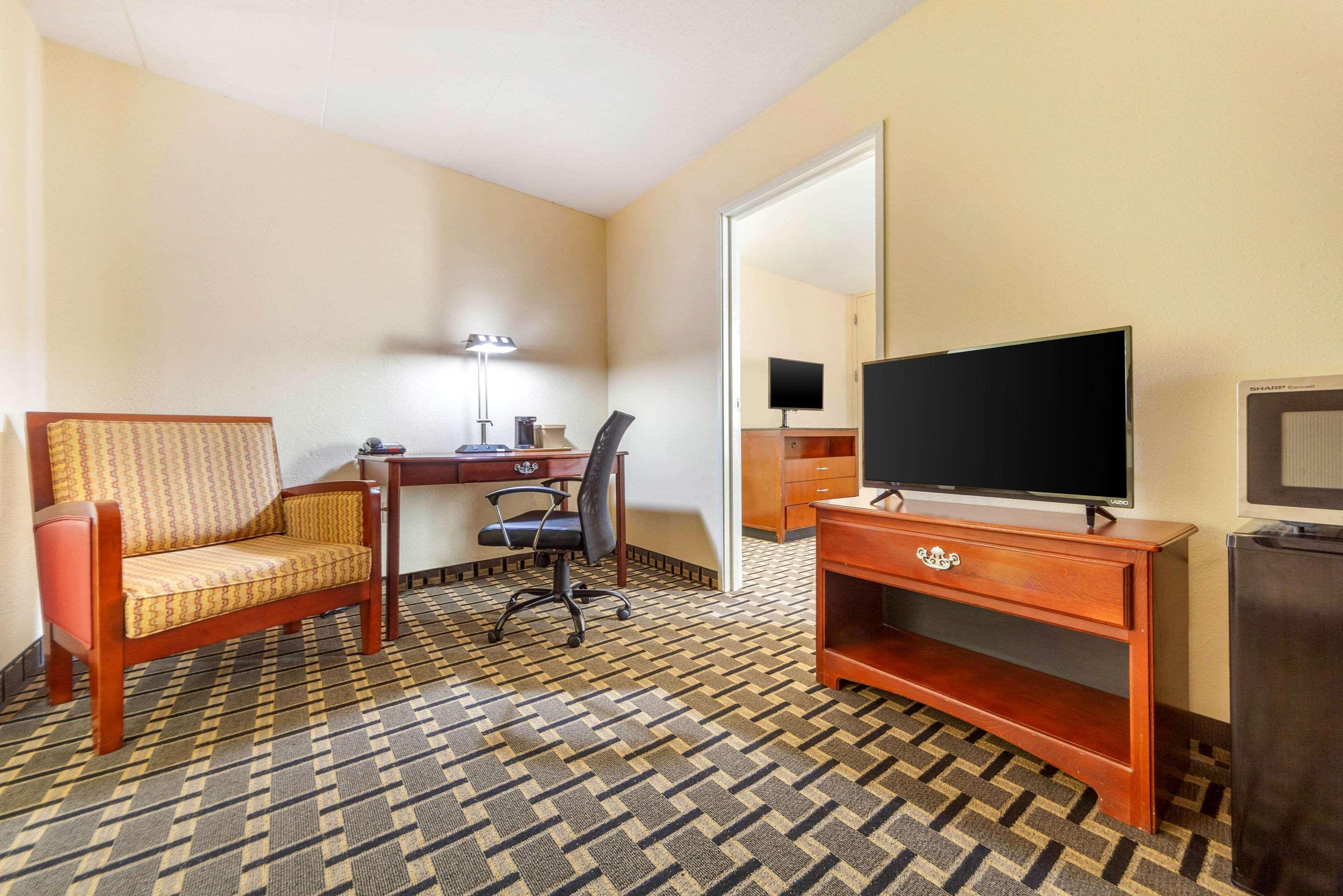 Econo Lodge Inn & Suites Брукингс Екстериор снимка