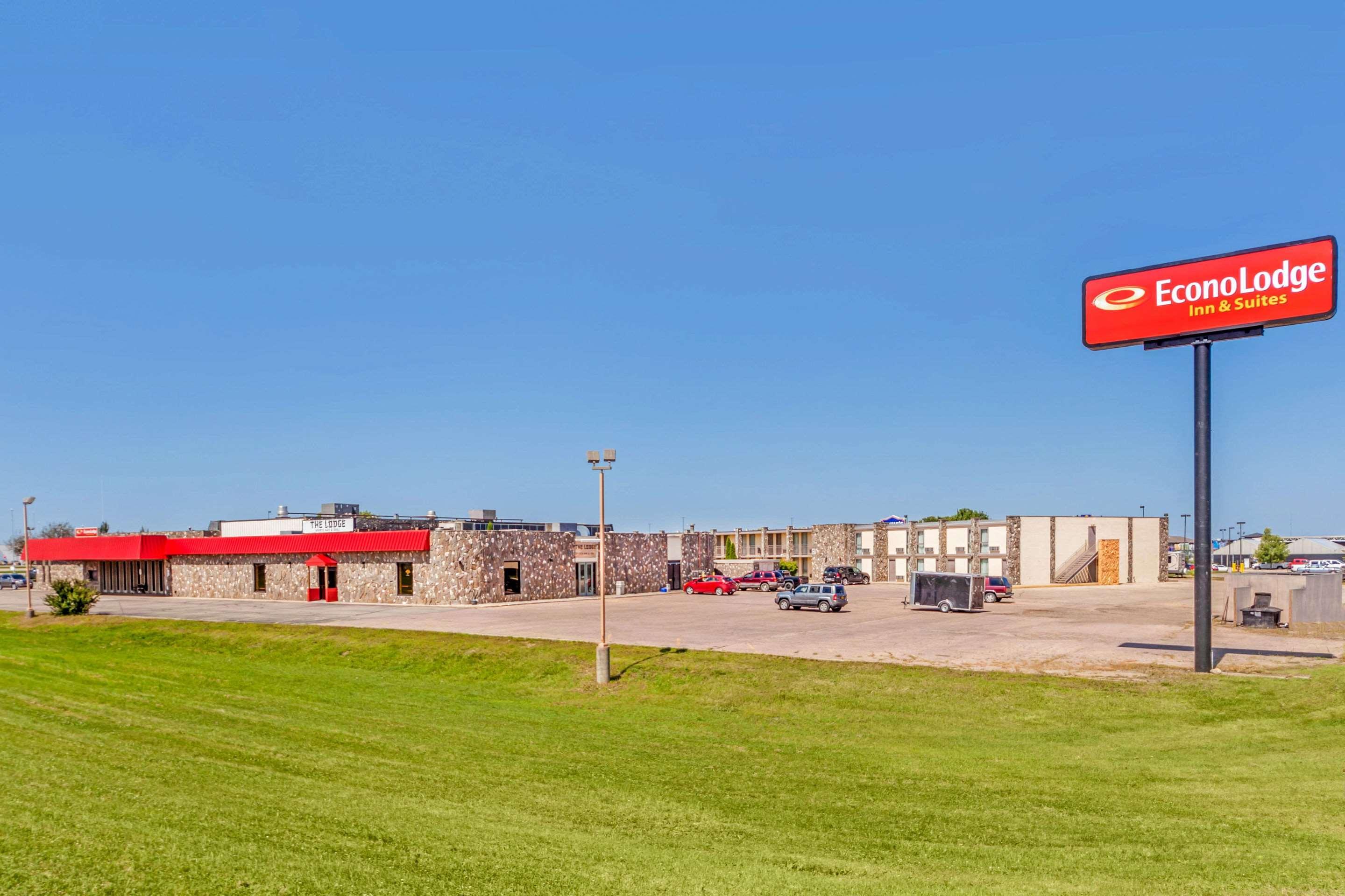 Econo Lodge Inn & Suites Брукингс Екстериор снимка