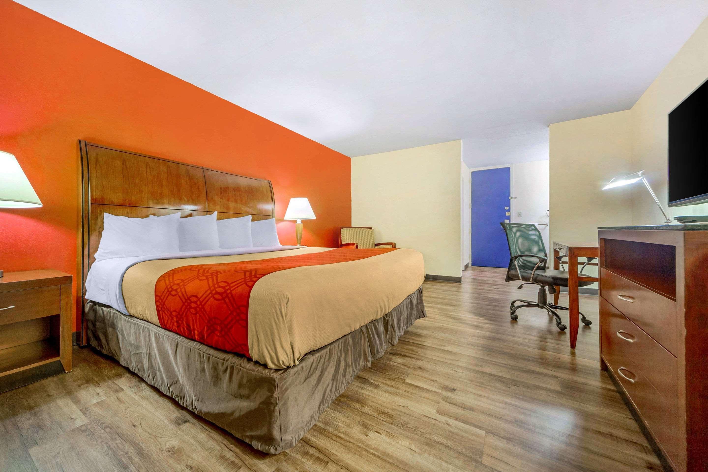 Econo Lodge Inn & Suites Брукингс Екстериор снимка