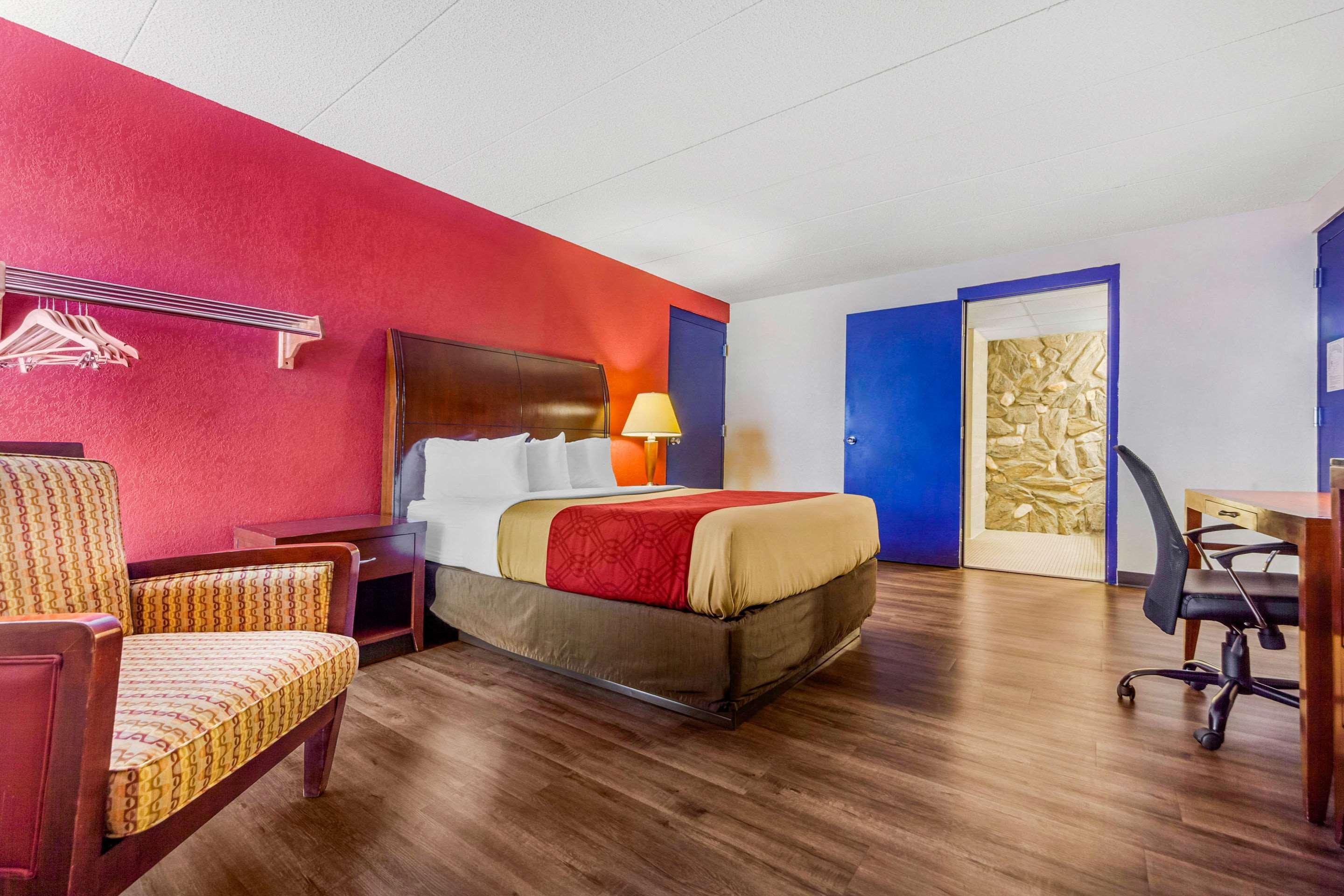 Econo Lodge Inn & Suites Брукингс Екстериор снимка