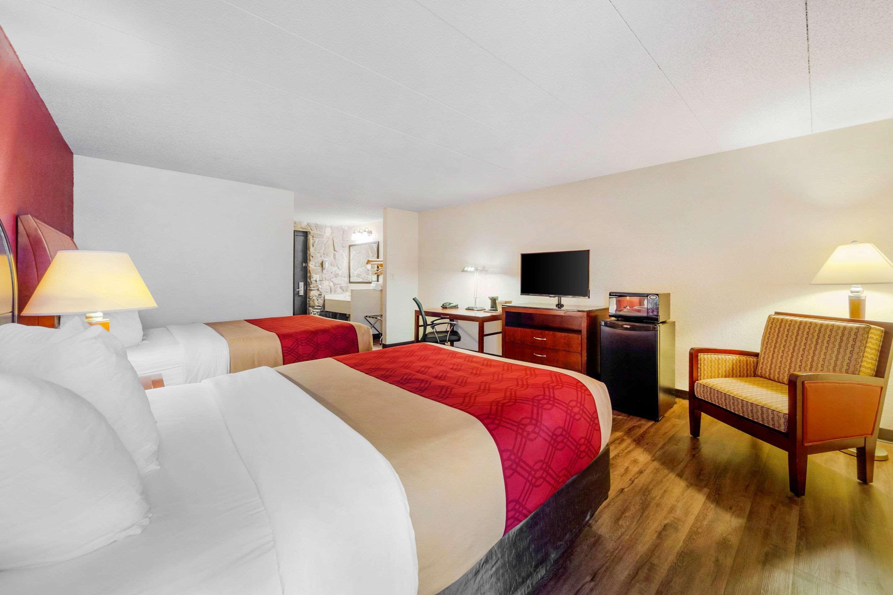 Econo Lodge Inn & Suites Брукингс Екстериор снимка