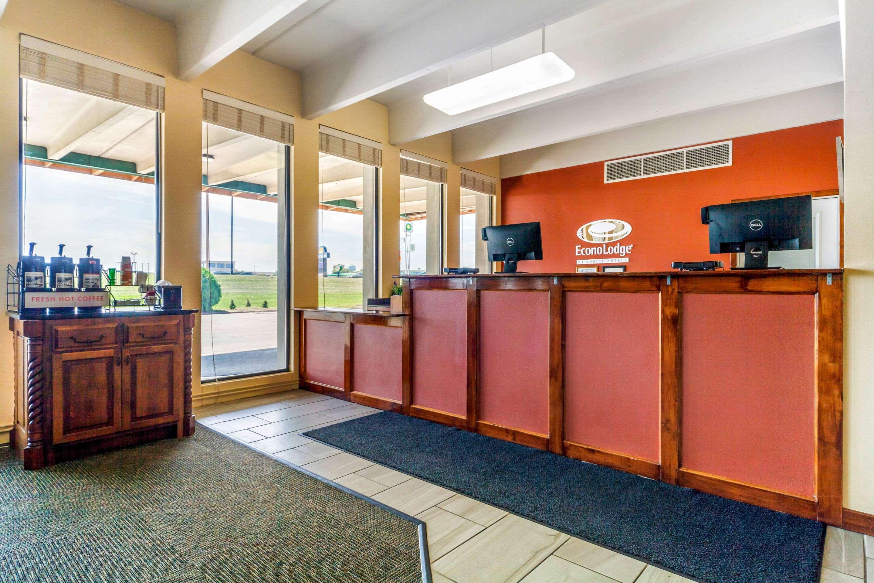 Econo Lodge Inn & Suites Брукингс Екстериор снимка
