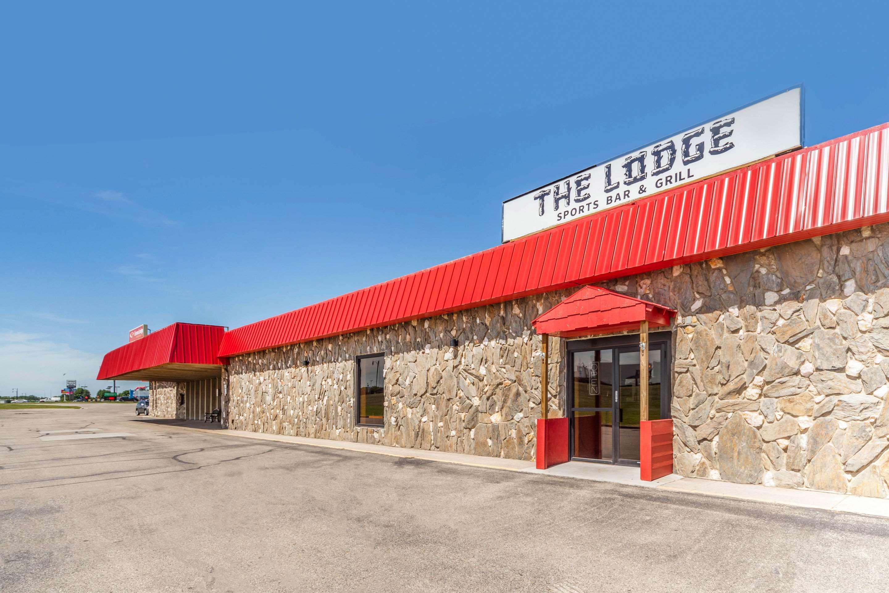 Econo Lodge Inn & Suites Брукингс Екстериор снимка
