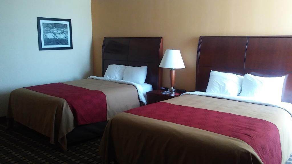 Econo Lodge Inn & Suites Брукингс Екстериор снимка